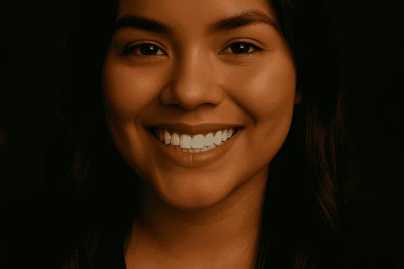 Mulher exibindo sorriso com dentes grandes e brancos