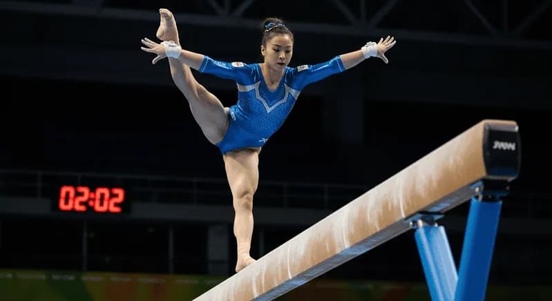 Ginasta olímpica executa movimento as 02:02